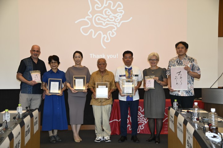 Commemorative photo with participants