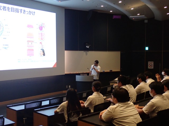 Mr. Hiroto Ashitomi gave a lecture