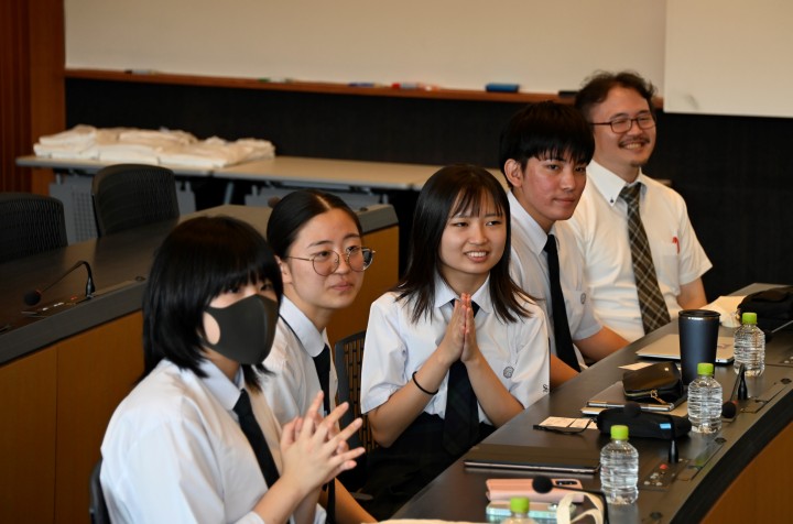 Students of Okinawa Shogaku High School