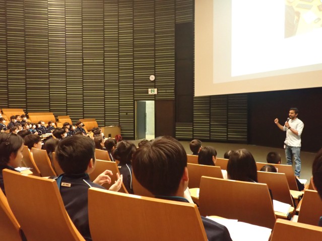 生徒がレクチャーを聞いているところ