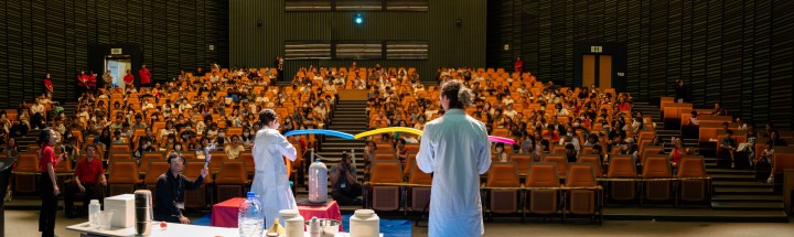 2人の科学者が実験をしているところ