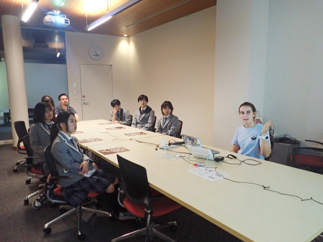 レクチャーをしているOIST博士課程学生