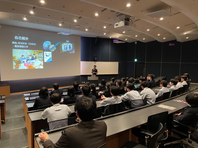 レクチャーをしているOIST博士課程学生