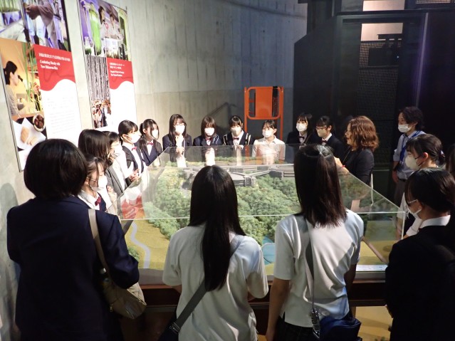 キャンパスツアーに参加している生徒たち