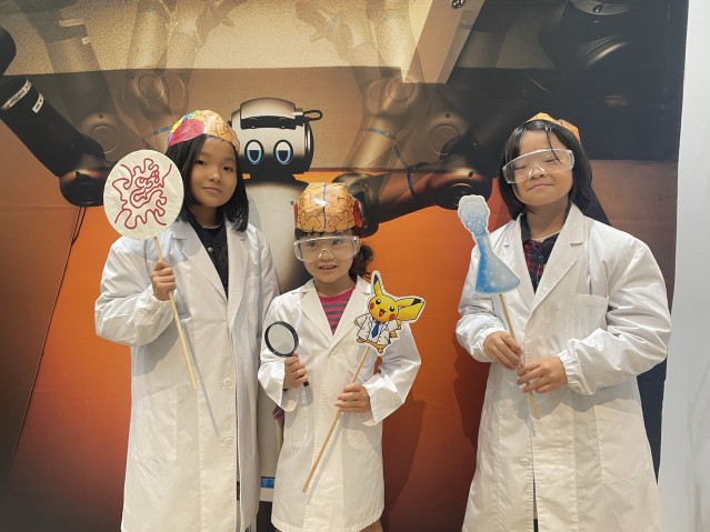 工作した脳ハットを被る子供達