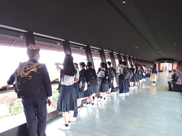 盈進学園の生徒がキャンパスツアーに参加