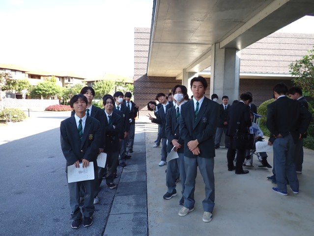 沖縄県沖縄工業高等学校のOIST訪問