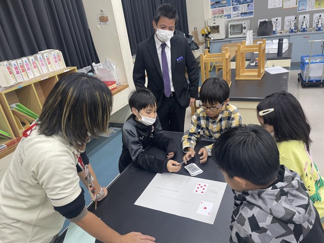 アクテビティをする生徒