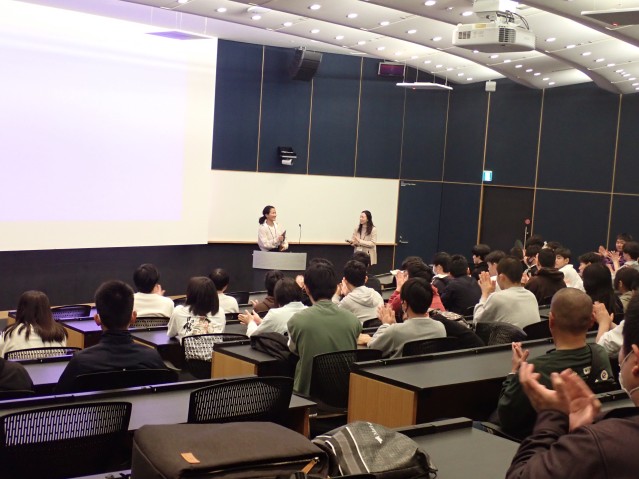 レクチャーをしているリサーチインターン