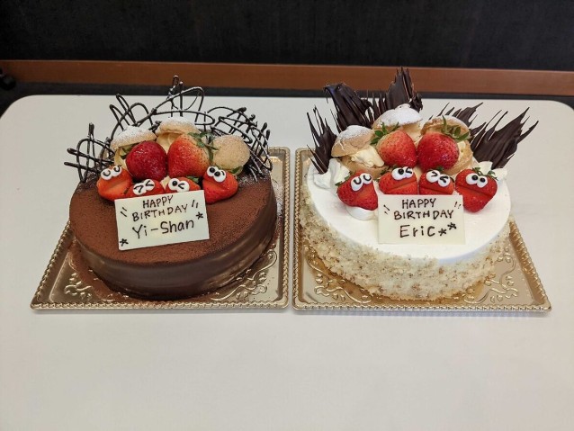 2 birthday cakes