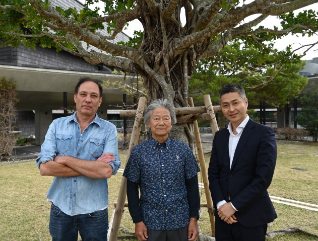 サンゴプロジェクトを牽引する（左から）ティモシー・ラバシ教授、佐藤矩行教授、佐藤士文アドバンスメント・オフィサー。