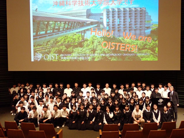広島高校の学生と講演者の集合写真