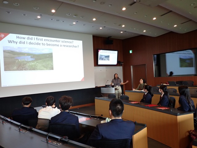 レクチャーをしているOISTインターン生