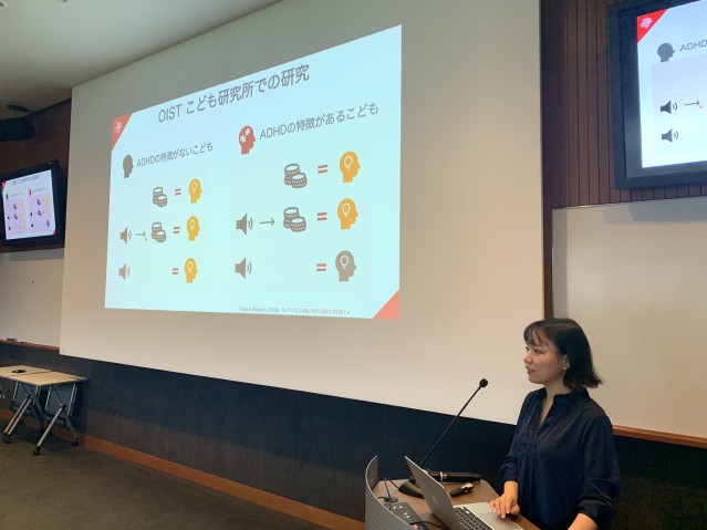 レクチャーをしているOISTリサーチフェロー