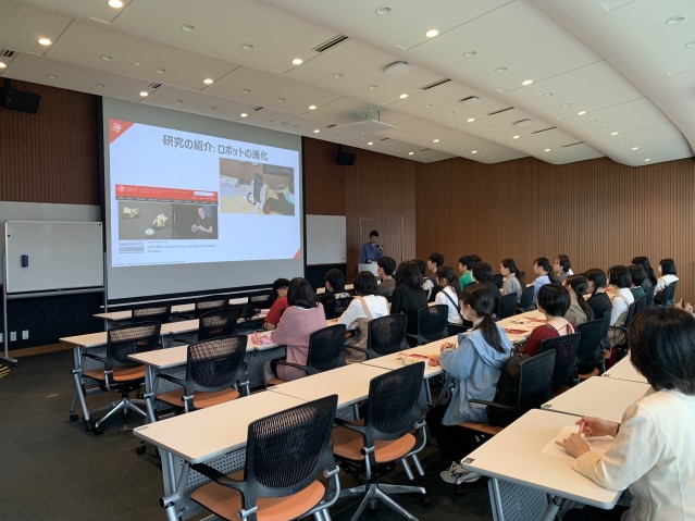 レクチャーをしているOIST博士課程学生