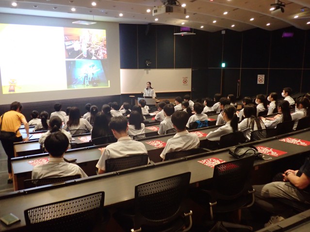 Aizuwakamastu Xaverio Junior High School students visited OIST