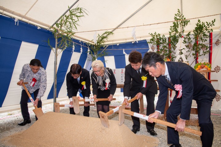 Representatives participated in the digging of the first shovel of soil 