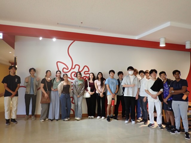 オキナワクリスチャンスクールインターナショナルの生徒がキャンパスツアーに参加