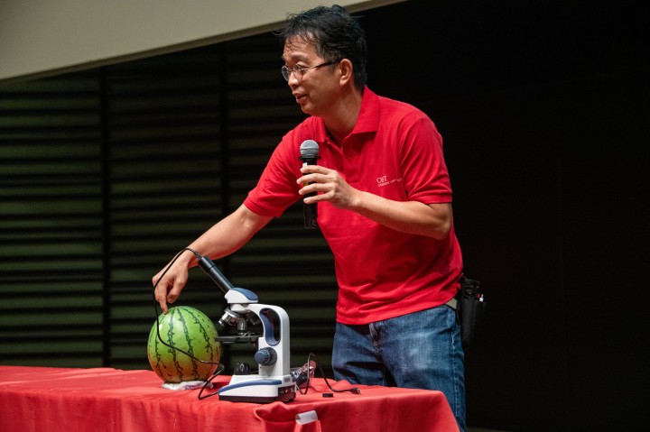 レクチャーをしているOIST研究員