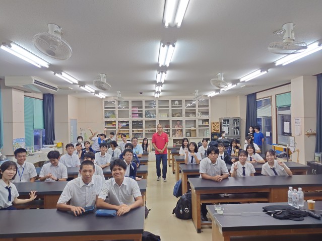 宮古高校の生徒と来間博士の集合写真