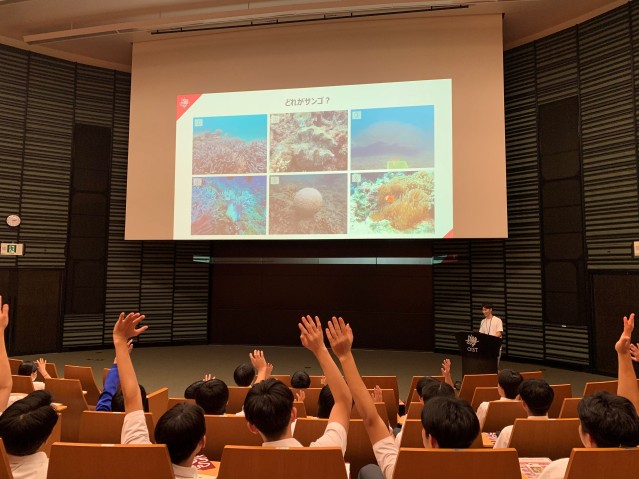 レクチャーをしているOISTリサーチフェロー