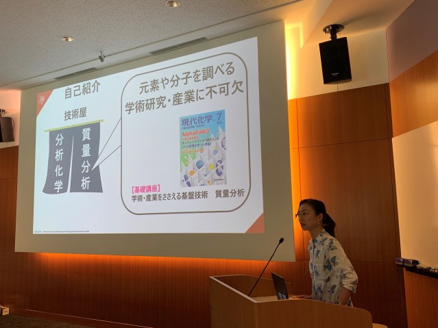 An OIST reserch unit technician giving a lecture.