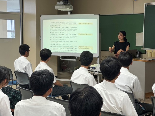 レクチャーをしているOIST博士課程学生