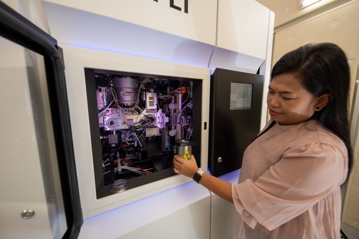 Talos Artica sample loading with specialist