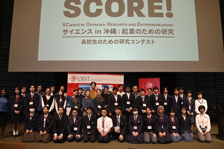 第13回SCORE! のステージで、高校生、引率教諭、審査員による集合写真。