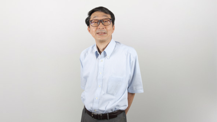 白い背景の前に立つ氷上教授。（2016年）