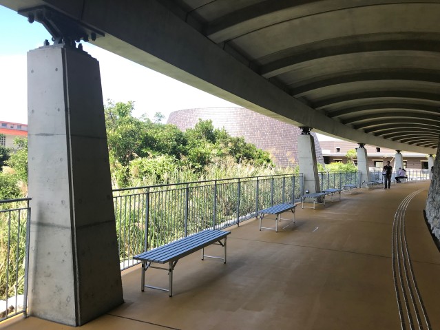 Roofed Walkway: Benches for lunches during international conferences (benches rented separately from external rental vendor; not available at venue) 