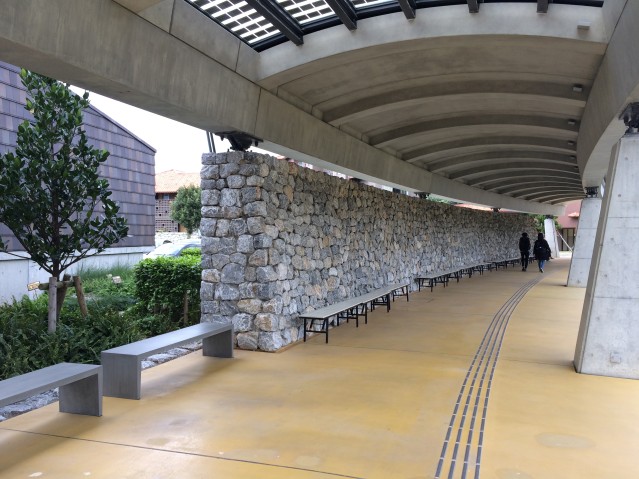 Roofed Walkway: Benches for lunches during international conferences (benches rented separately from external rental vendor; not available at venue) 