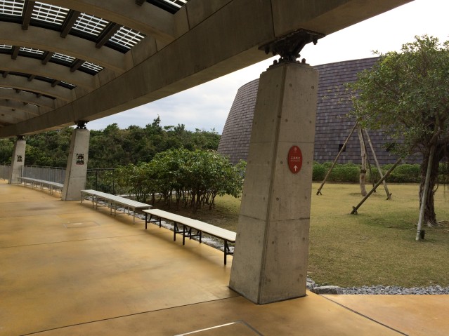 Roofed Walkway: Benches for lunches during international conferences (benches rented separately from external rental vendor; not available at venue) 