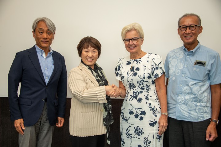 Minister Abe visited OIST