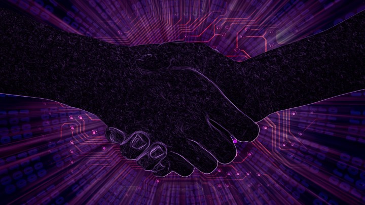 放射状に広がる紫色の光とコンピュータチップの模様を背景に、握手を交わす様子が描かれた画像。
