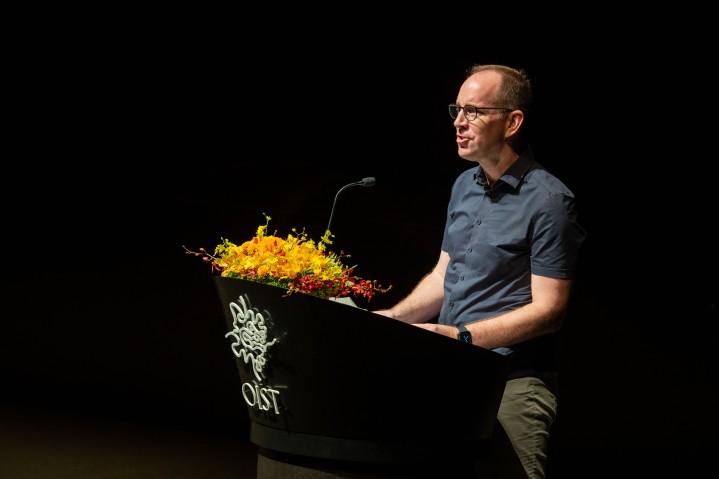 2025年度入学式にて新入生を歓迎するOIST研究科長のブッシュ教授。 