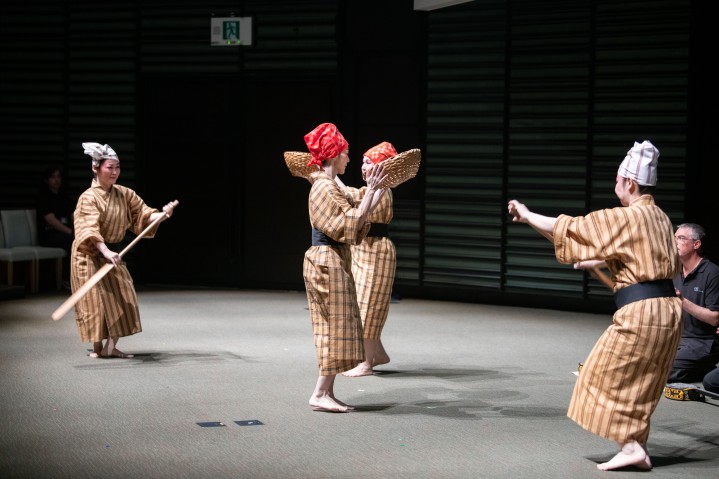 OISTのある谷茶に伝わる琉球舞踊「谷茶前」を、2025年度入学式で披露する様子。 