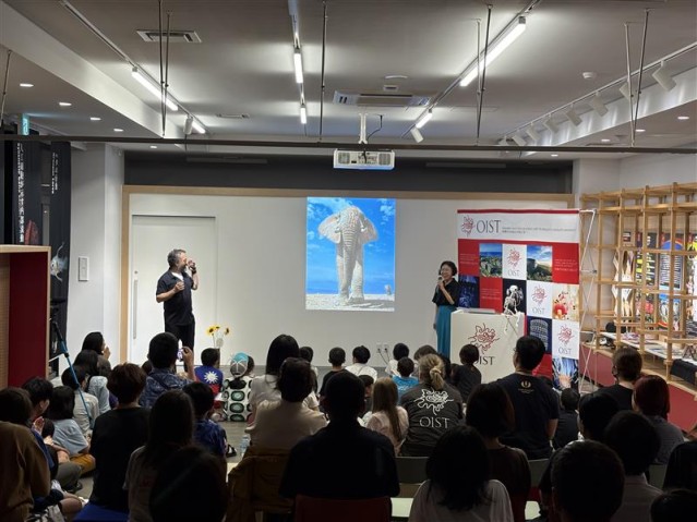 The Kids Lecture "How To Greet An Elephant" was held at the OIST Science Studio.