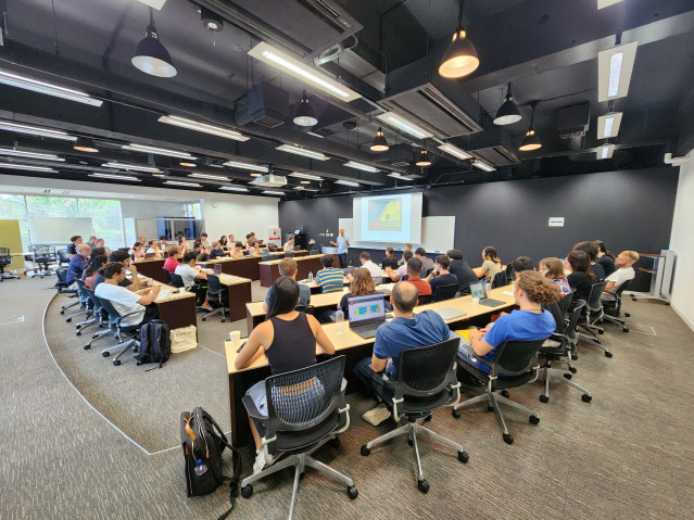 Seminar room at the summer school venue, with Prof. Ekert delivering the opening lecture to OSP2025 participants. 