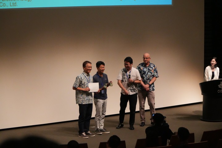 OIST Executive Vice President Gil Granot-Mayer and Lifetime Ventures Founder and General Partner Ryosuke Kimura honor the award-winning entrepreneur and mentors and investors at the ceremony for the OIST-Lifetime Startup Elevate 2025 pitch session, hosted by OIST and Lifetime Ventures on September 29 and 30, 2025 