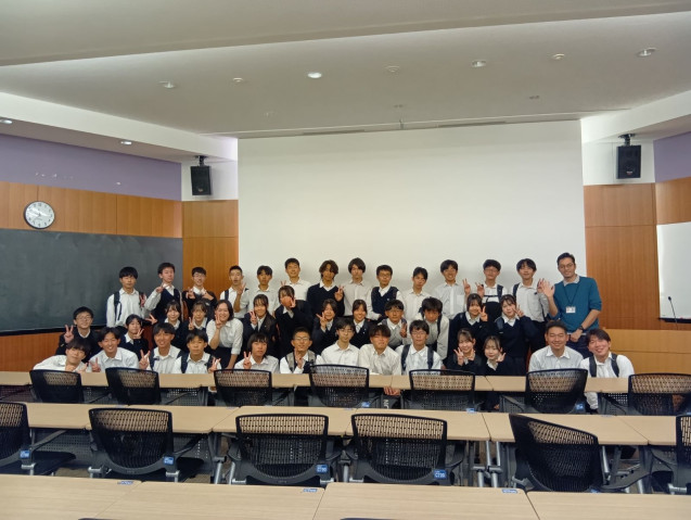 福岡県立筑紫丘高校がOISTを訪問しました