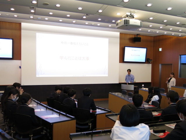 Okinawa Prefectural Ginowan High School visited OIST.