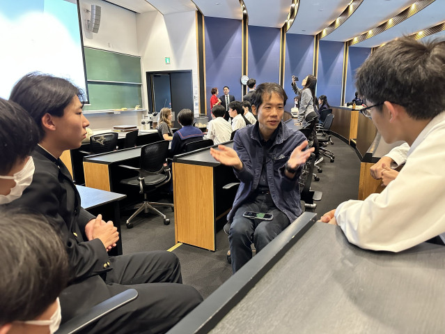 Maruoka talking with students about the life of a researcher.