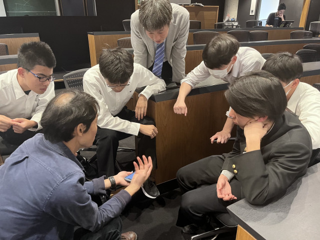 Maruoka talking with students about the life of a researcher.