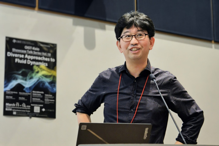 Professor Koji Fukanaga gives closing remarks at the OIST-Keio Showcase Talk Series Vol. 10.