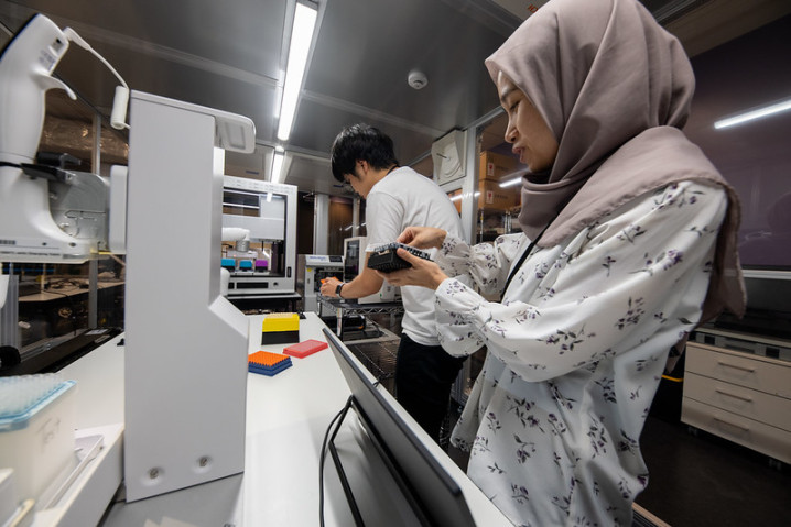 2 researchers working in a lab