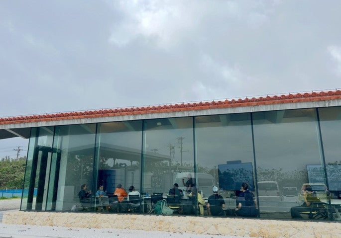 OIST Scientific Divers learn to plan safe, efficient scientific dives in the Sea neXus meeting and collaboration space. Photo credit – Hanna Reed