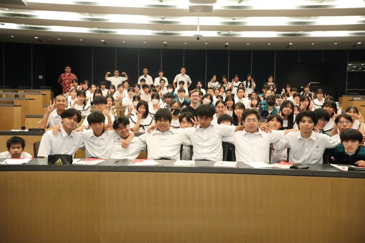 Okinawa Prefectural Itoman High School Students Visited OIST