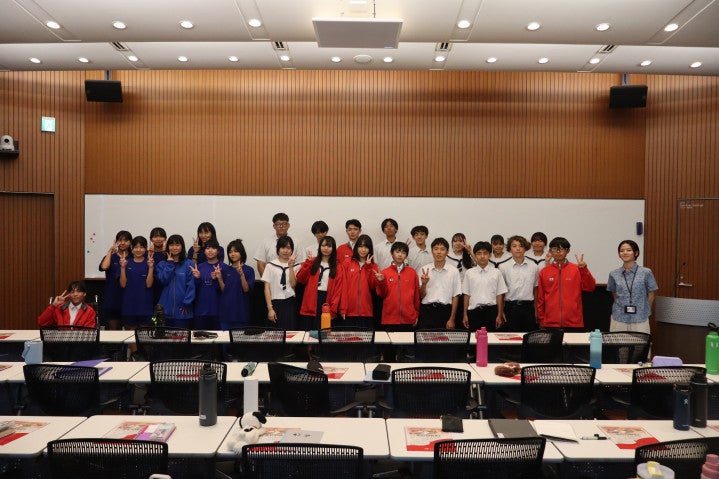 Yomitan Village Yomitan Junior High School Visited OIST