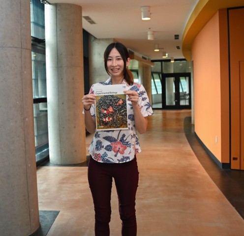 Photograph of Dr. Kina Hayashi with the front page of the Journal of Experimental Biology featuring her article.